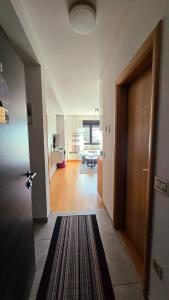 a hallway with a door and a rug on the floor at Apartman Silver Lux in Zlatibor