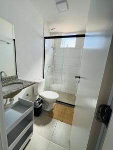 Ένα μπάνιο στο Apartamento Novo com fácil acesso