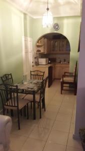 comedor con mesa y sillas y cocina en Kingston Studio Apartment en Kingston