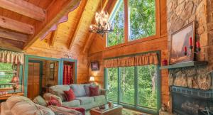 ein Wohnzimmer mit Couch und Kamin in der Unterkunft Heartwood in Sevierville