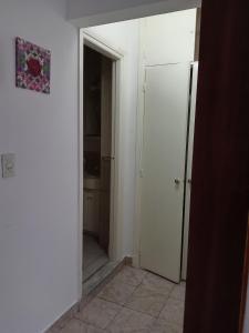 ein leerer Raum mit einer weißen Tür und einem Schrank in der Unterkunft 1 Ambiente Zona Shopping Aldrey in Mar del Plata