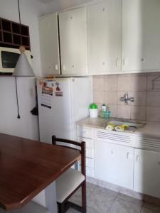 eine Küche mit weißen Schränken und einem weißen Kühlschrank in der Unterkunft 1 Ambiente Zona Shopping Aldrey in Mar del Plata