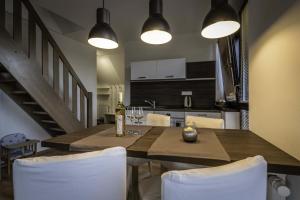 a kitchen and dining room with a table and chairs at Apartment Jamy in Tatranská Lomnica