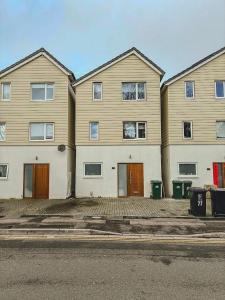 un grand bâtiment avec deux portes sur une rue dans l'établissement 5bed stylish Eco House With Parking, à Brighton et Hove