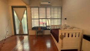 a bedroom with a bed and a desk and a window at "Clodin" Monoambiente Ideal, Planta Baja y Garage in La Cieneguita +7 photos