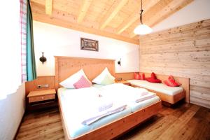 Posteľ alebo postele v izbe v ubytovaní Luxury Chalets Wiesenruh