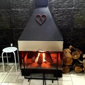 un camino con un cuore sopra di Alma de Spa heated pool a Bella Vista