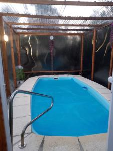 una piscina in una casa con piscina di Alma de Spa heated pool a Bella Vista