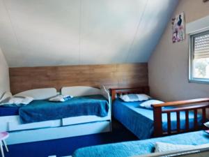 una camera da letto con due letti e una finestra di Alma de Spa heated pool a Bella Vista Altre 19 foto
