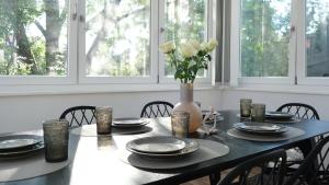 ein Esstisch mit einer Vase mit weißen Rosen in der Unterkunft CASA LUXE - 110qm - Stadtmitte - Familienfreundlich - Parkplatz - 5km zum Legoland in Günzburg