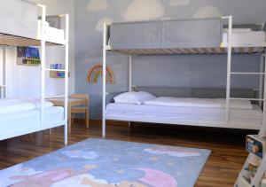 1 Schlafzimmer mit 2 Etagenbetten und einem Teppich in der Unterkunft CASA LUXE - 110qm - Stadtmitte - Familienfreundlich - Parkplatz - 5km zum Legoland in Günzburg + 10 Fotos