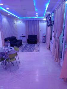 Et opholdsområde på Location Appartement avec Piscine + 5 billeder