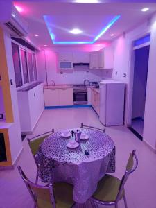 Køkken eller tekøkken på Location Appartement avec Piscine