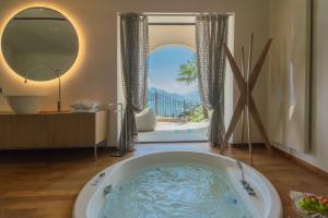 Photo de la galerie de l'établissement Villa Donatella with Private SPA & Infinity Pool by Rent All Como, à Gravedona