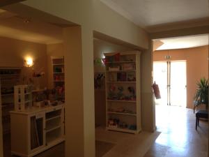 a living room with a room with shelves and a hallway at Vilamar in Luz