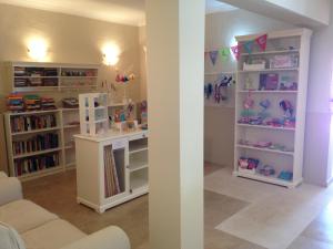 a childs play room with white shelves at Vilamar in Luz