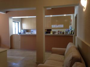 a living room with a couch and a kitchen at Vilamar in Luz