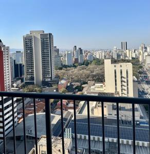 una vista de una ciudad desde un balcón en Stay In- Consolação - conforto e acolhimento com uma vista incrível em uma excelente localização Portaria 24h, en São Paulo 6 fotos más