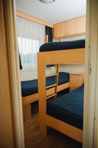 a room with two bunk beds and a window at chalet fazant in Serooskerke