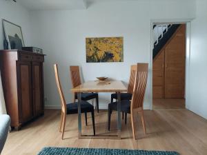 a dining room with a table and chairs and a staircase at Ferienwohnung Lojane in Kranenburg