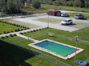 una piscina in un campo con un parcheggio di Apartament Anita a Jastrzębia Góra