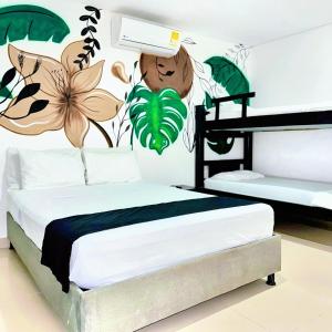Playa Norte Hotel في كارتاهينا دي اندياس: غرفة نوم بسرير جداري عليه ورد