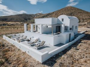 Una casa bianca in mezzo al deserto di Red Beach Harmony suites Sotiria ad Akrotírion