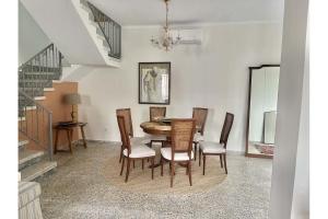 Un comedor con mesa y sillas en Casa Nana Townhouse with seaview, en Torrox 14 fotos más