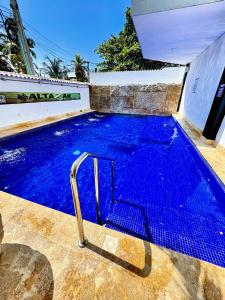 Playa Norte Hotel في كارتاهينا دي اندياس: حمام سباحة بمياه زرقاء في منزل