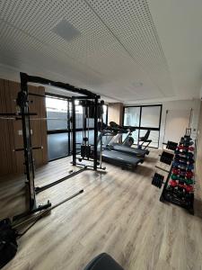 una palestra con diversi tapis roulant in una stanza di Melhores Flats - Jacuzzi privativa, beira-mar a Cabedelo