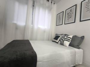 Giường trong phòng chung tại Apê Pretinho Básico - República - Centro Histórico +105 ảnh