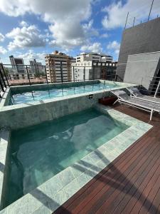 una grande piscina in cima a un edificio di Melhores Flats - Jacuzzi privativa, beira-mar a Cabedelo