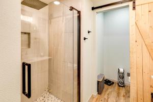 Ένα μπάνιο στο Walk to Dtwn Dog-Friendly Retreat in Fairbanks!