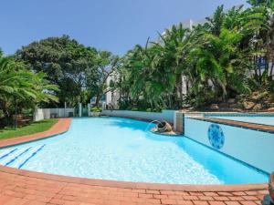 Bazén v ubytování Santorini at Beachfront Apartments in Shakas Rock nebo v jeho okolí