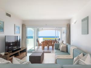 TV a/nebo společenská místnost v ubytování Santorini at Beachfront Apartments in Shakas Rock