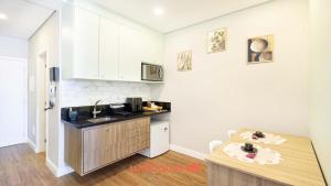 a kitchen with a sink and a counter top at Studio em Cotia com piscina e lazer completo in Cotia +12 photos