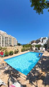 Bazén v ubytování Follow the Sun Boutique Hostel - Pool, Breakfast & Sea Views nebo v jeho okolí