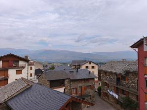 an overhead view of a city with buildings and mountains at Apartament a Alp de Cerdanya in Alp