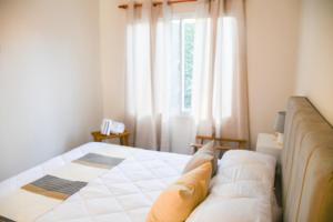 1 dormitorio con 1 cama con sofá y ventana en Vina, en Villa Elisa