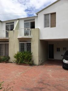 una casa con un coche aparcado delante de ella en Conjunto Buganviles - Casa No 7 o 3, en Girardot