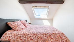 a bedroom with a bed and a window at Spacieux T2 Place de la République in Dijon