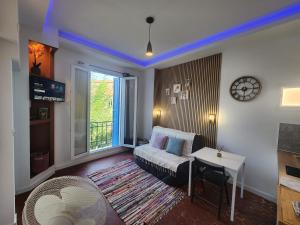 a living room with a couch and a table at Les Sureaux - Hyper-Centre - Design & WiFi - Idéal Visite Perpignan in Perpignan