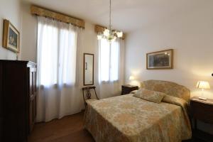 ヴェネツィアにあるLe Due Corone Bed & Breakfastのベッドルーム1室(ベッド1台、大きな窓付)