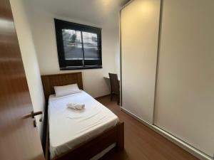 เตียงในห้องที่ Novo na Gleba - com ar Lazer Completo - piscina - academia