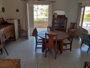 a dining room with a wooden table and chairs at فيلا لؤلؤة كرير عائلات فقط أو بنات in Sidi Kirayr