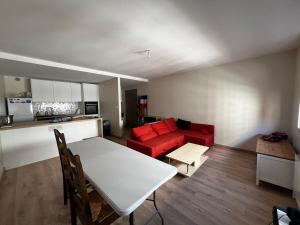 Una sala de estar con un sofá rojo y una mesa. en Easy stay in Lyon, en Lyon