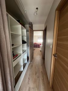 un pasillo que conduce a una habitación con estanterías en Easy stay in Lyon, en Lyon