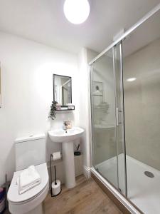 Koupelna v ubytování Stunning One Bed Flat at Dawe Luxury Suites - An Entire Apartment near Ely Cathedral & Train Station - The Perfect Base to Explore Ely, Cambridge, Norfolk & London - 2 Guests Max