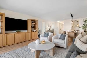 Et tv og/eller underholdning på SeaCliff - Solmar by Paradise Retreats