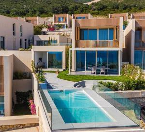 an aerial view of a house with a swimming pool at Even Residence Green Coast Palase in Palasë